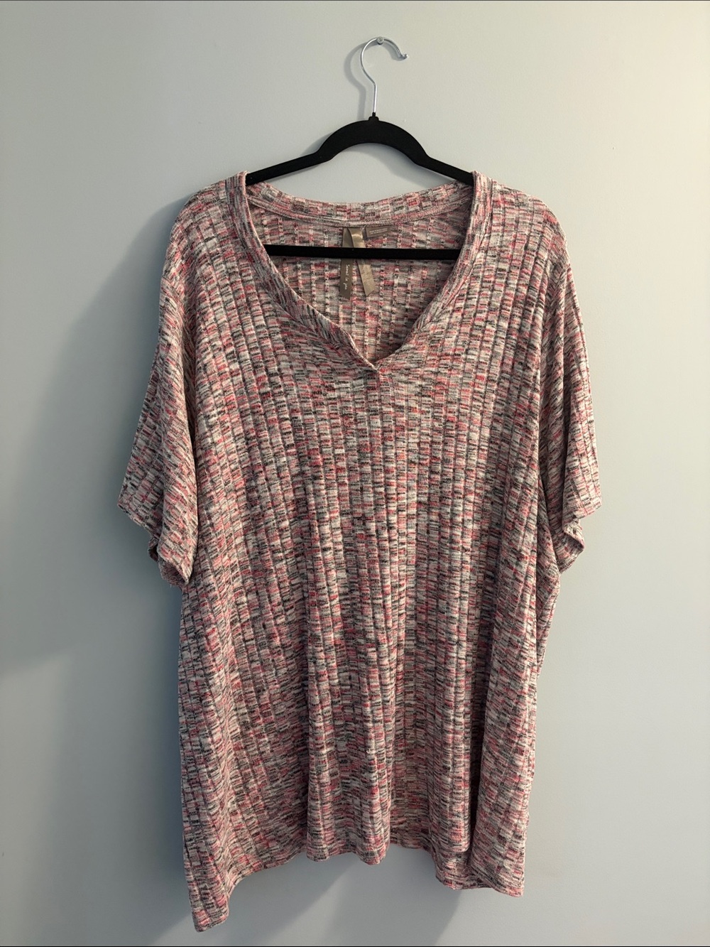 Relaxed V-Neck Ribbed Tee in Heathered Pink